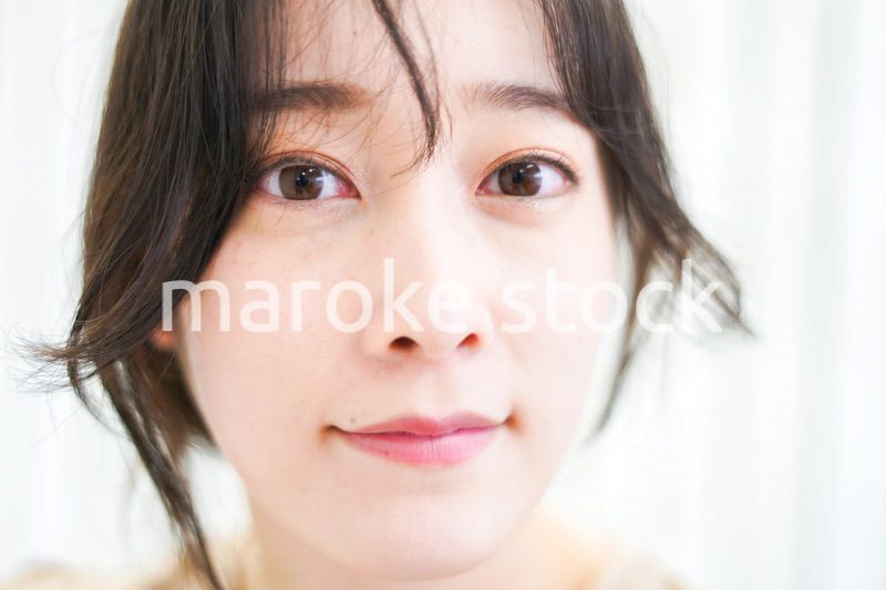 笑顔でメイクをする若い女性