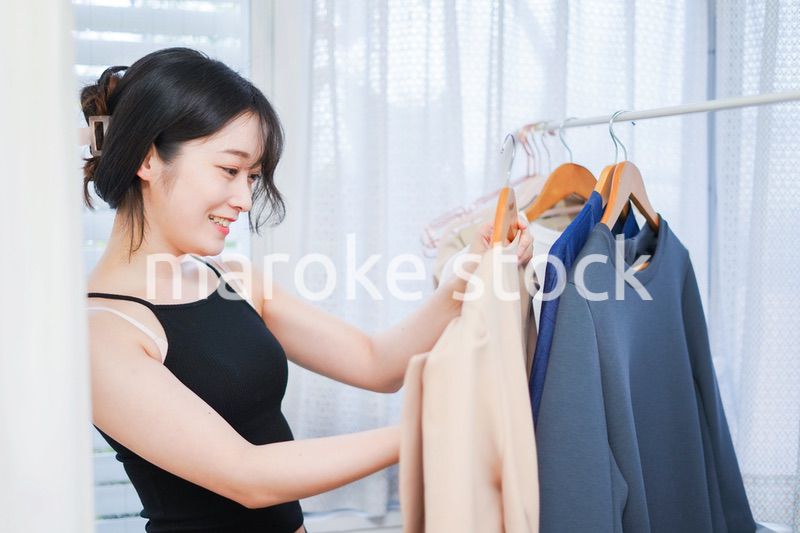 服の支度をする若い女性