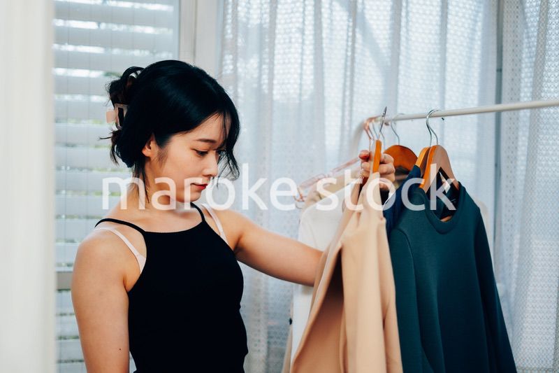 服の支度をする若い女性