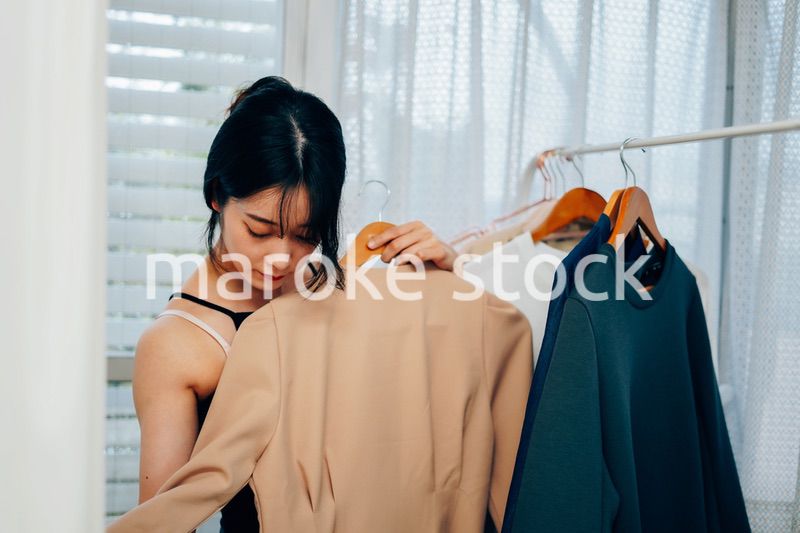 服の支度をする若い女性