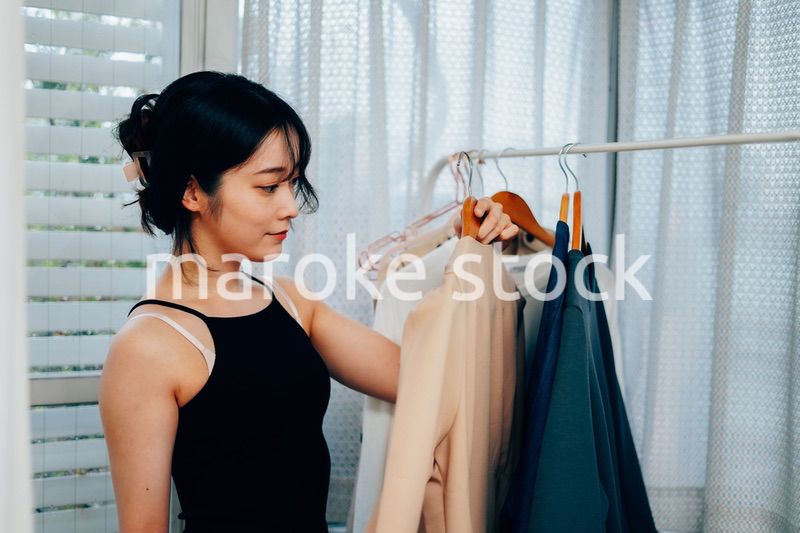 服の支度をする若い女性