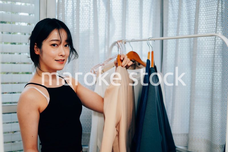 服の支度をする若い女性