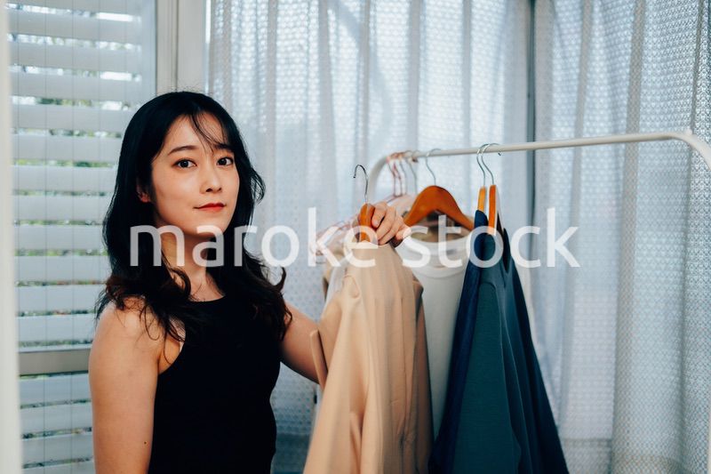 服の支度をする若い女性