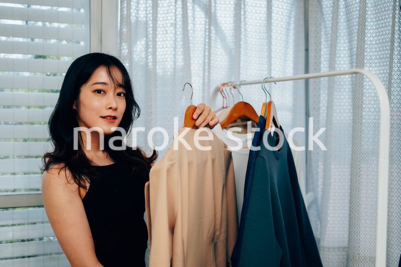 服の支度をする若い女性