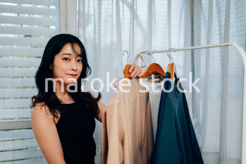 服の支度をする若い女性