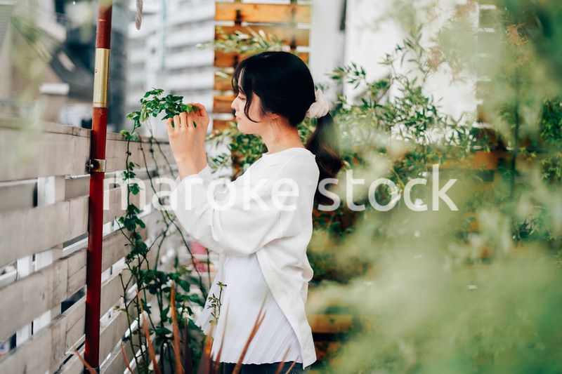 庭でガーデニングをする若い女性