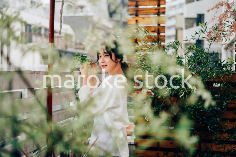 庭でガーデニングをする若い女性