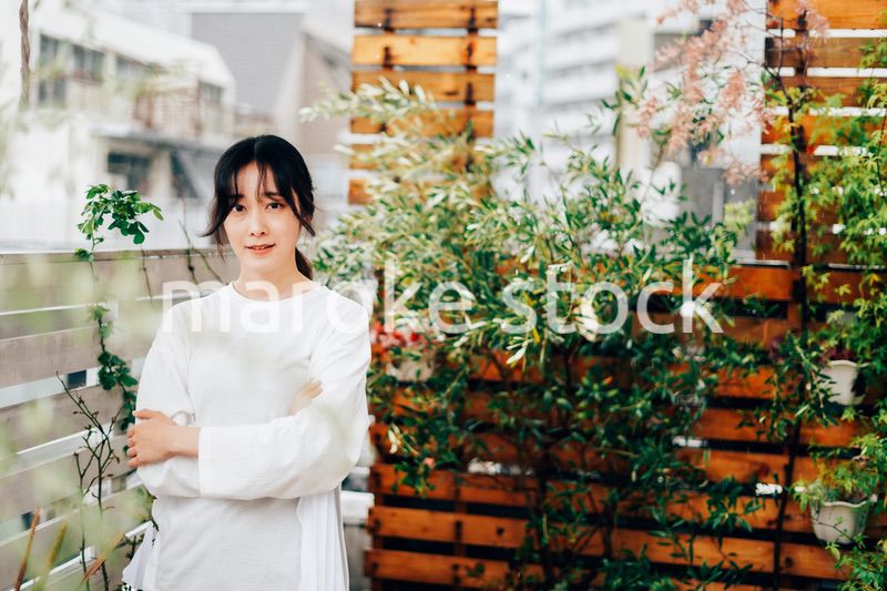 庭でガーデニングをする若い女性