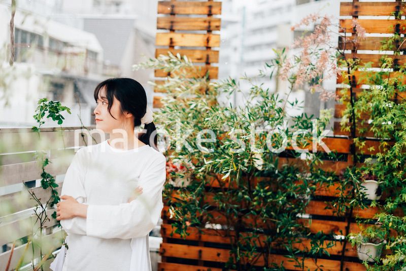 庭でガーデニングをする若い女性