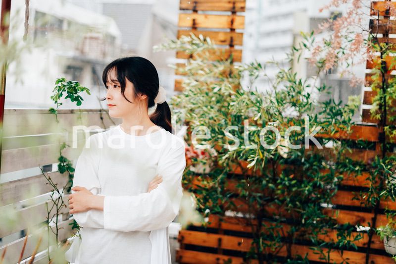 庭でガーデニングをする若い女性