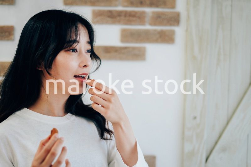 クッキーを食べる若い女性