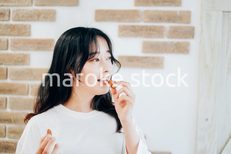 クッキーを食べる若い女性