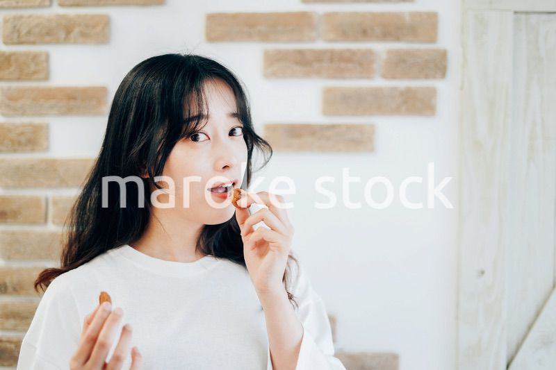 クッキーを食べる若い女性