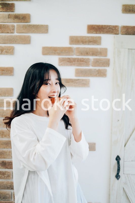 クッキーを食べる若い女性