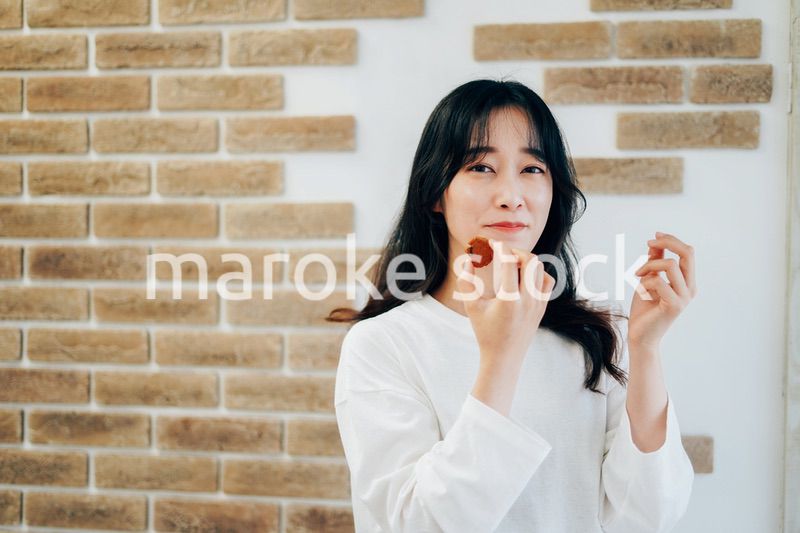 クッキーを食べる若い女性