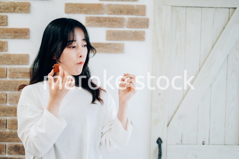 クッキーを食べる若い女性