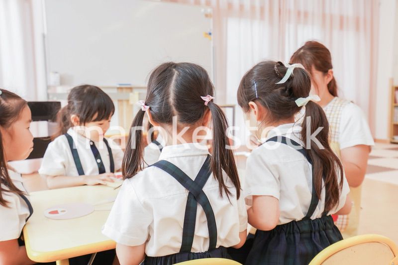 保育園で工作をする子どもたち
