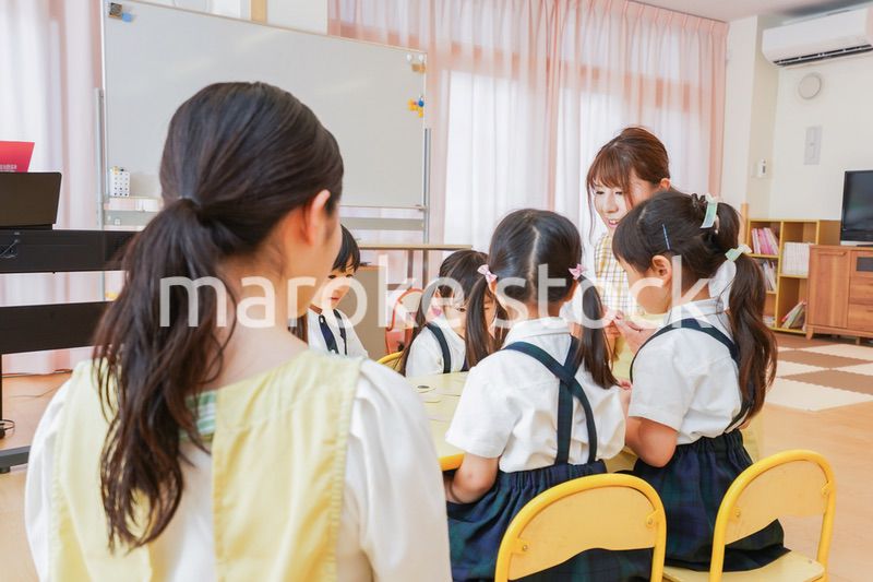 保育園で工作をする子どもたち