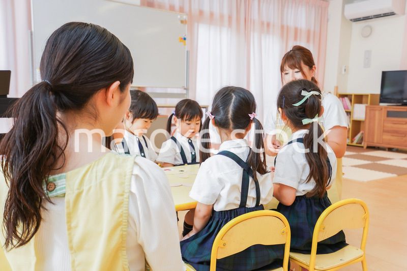 保育園で工作をする子どもたち