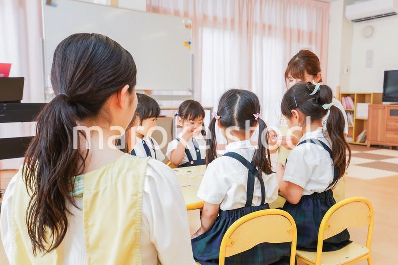 保育園で工作をする子どもたち