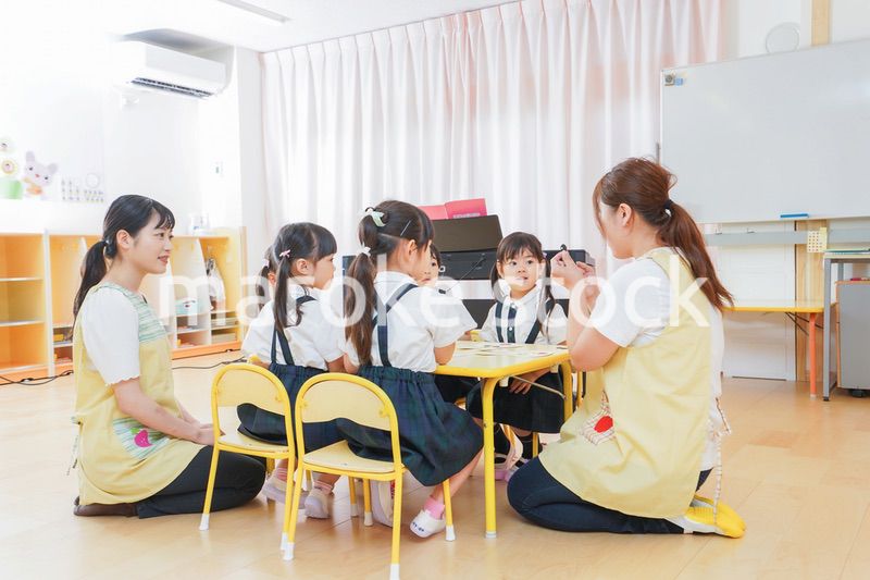 保育園で工作をする子どもたち