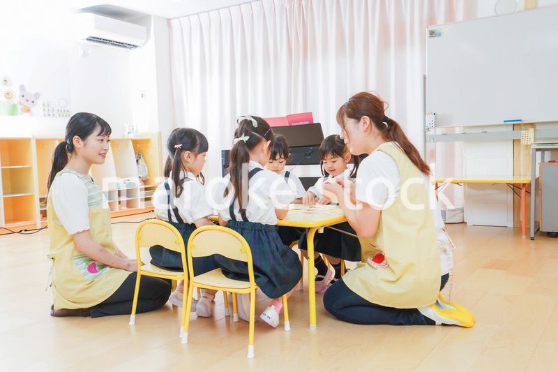 保育園で工作をする子どもたち