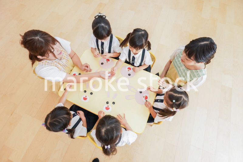 保育園で工作をする子どもたち
