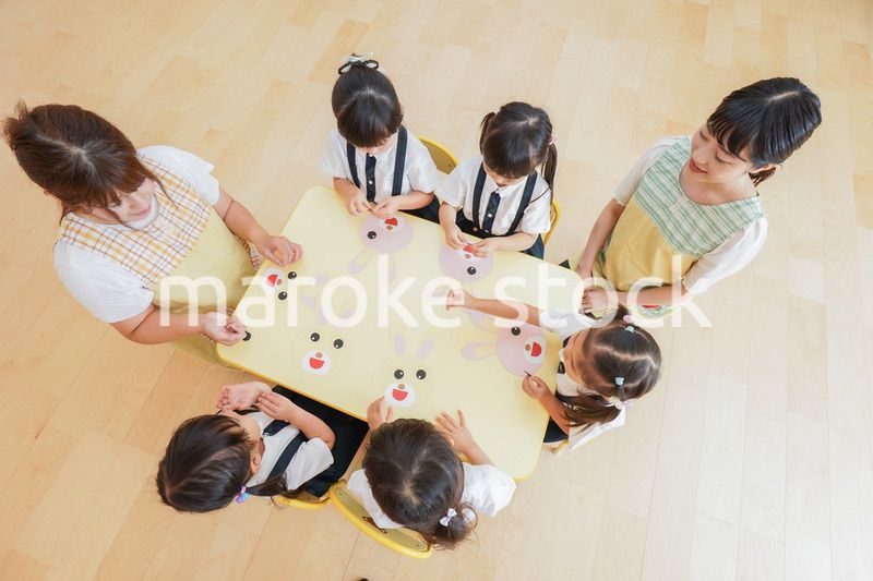 保育園で工作をする子どもたち