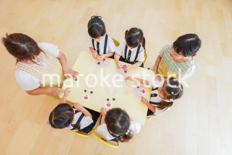 保育園で工作をする子どもたち