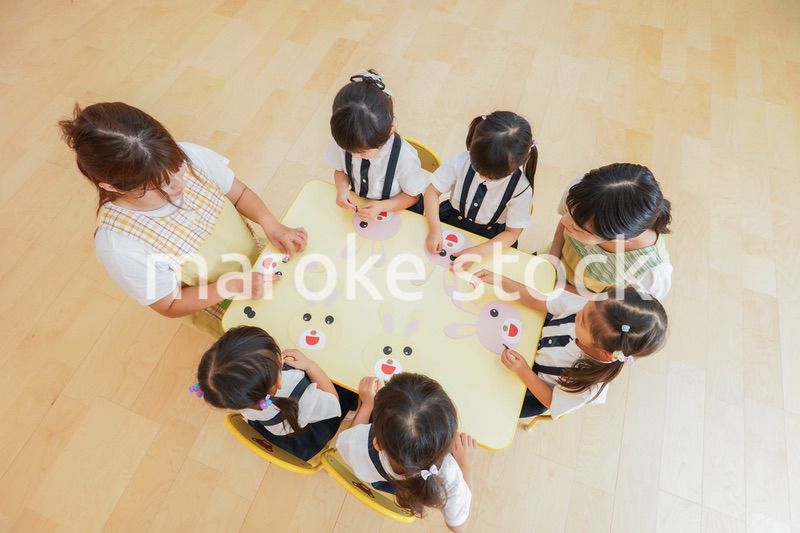 保育園で工作をする子どもたち