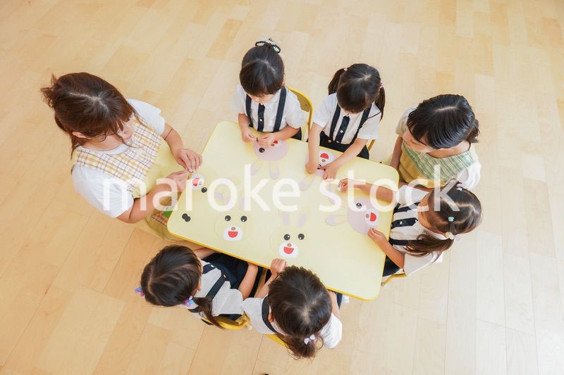 保育園で工作をする子どもたち
