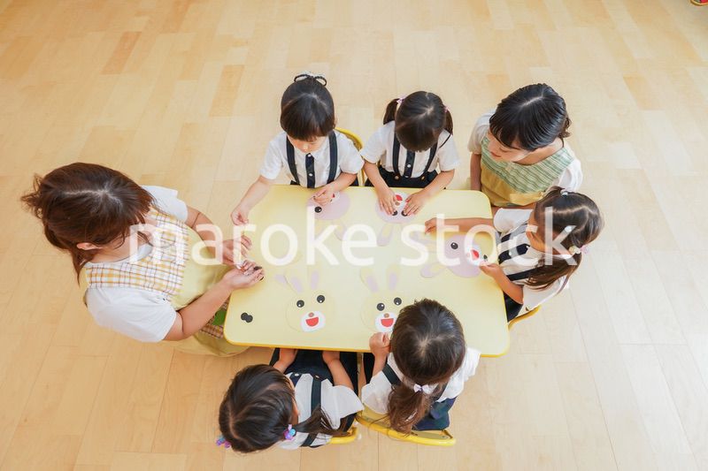 保育園で工作をする子どもたち