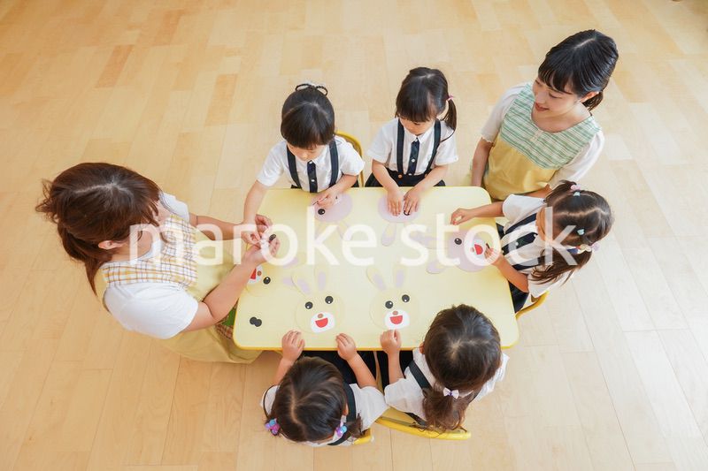 保育園で工作をする子どもたち