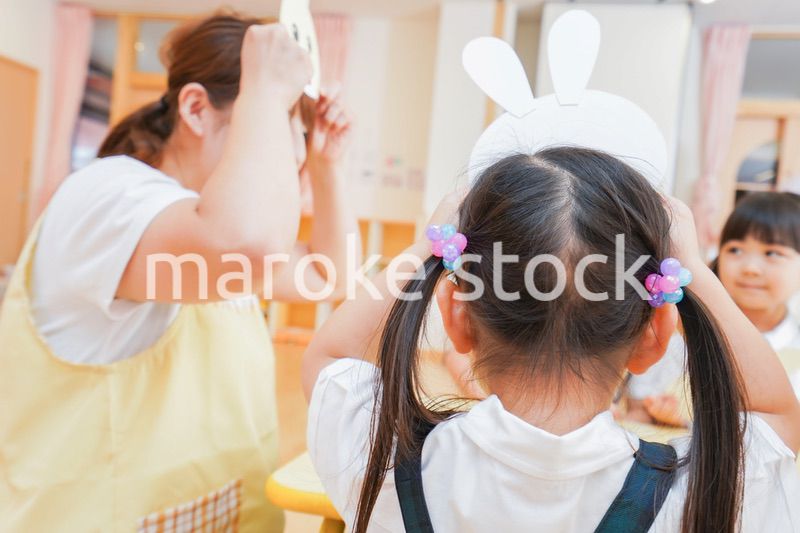 保育園で工作をする子どもたち