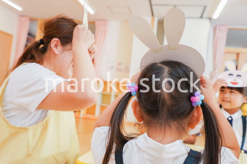 保育園で工作をする子どもたち