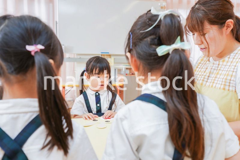 保育園で工作をする子どもたち