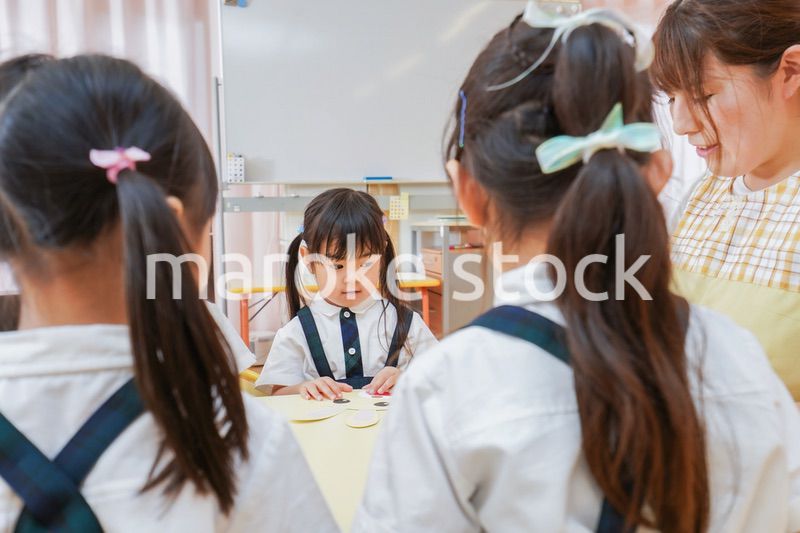 保育園で工作をする子どもたち