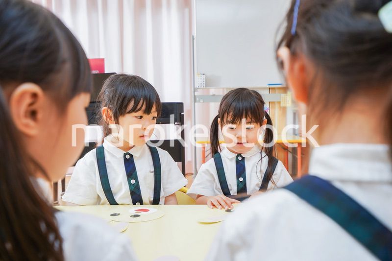 保育園で工作をする子どもたち