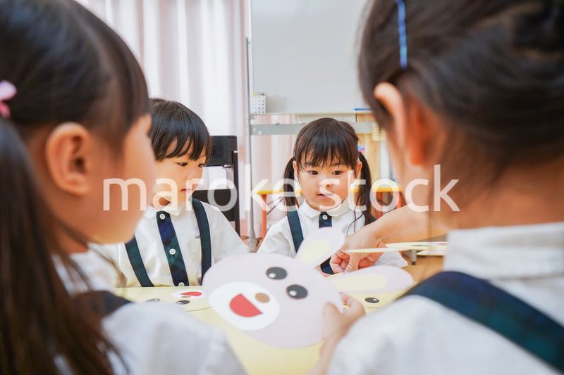 保育園で工作をする子どもたち