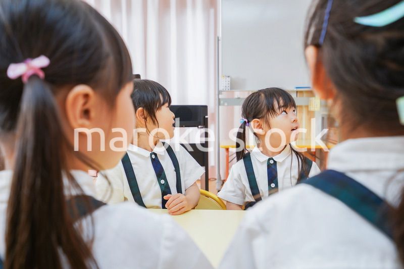 保育園で工作をする子どもたち