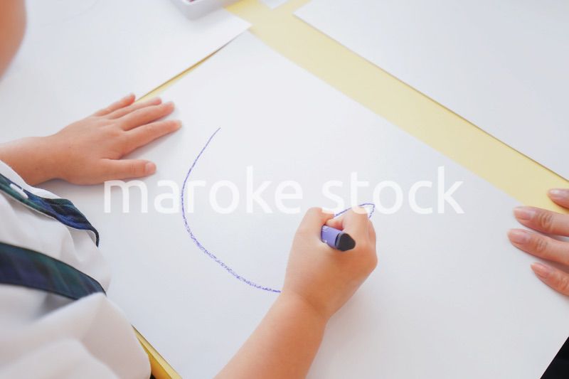 保育園でお絵描きをする子どもたち