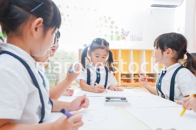 保育園でお絵描きをする子どもたち