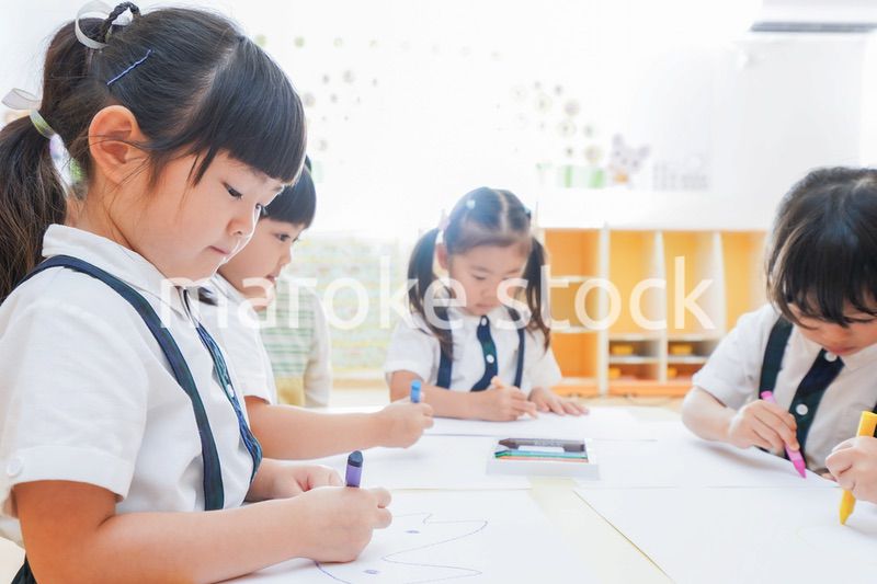 保育園でお絵描きをする子どもたち