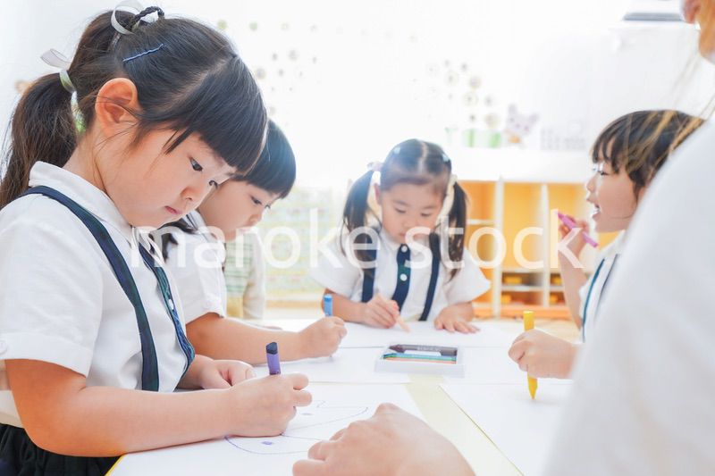保育園でお絵描きをする子どもたち