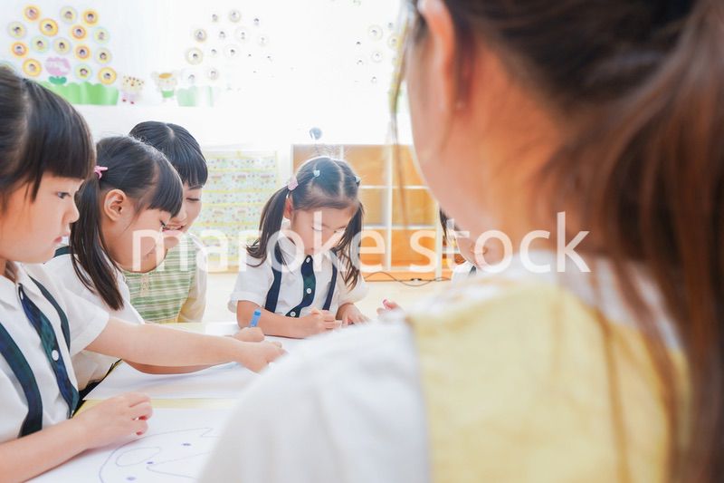 保育園でお絵描きをする子どもたち