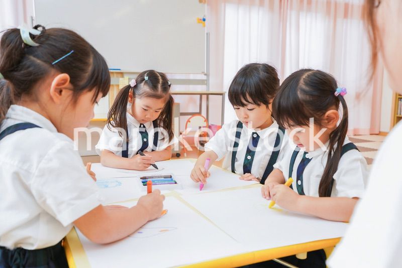 保育園でお絵描きをする子どもたち