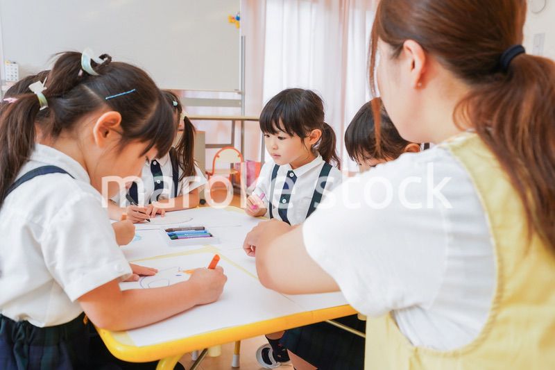 保育園でお絵描きをする子どもたち