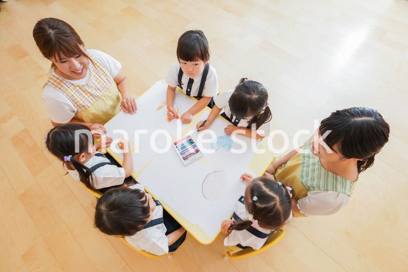 保育園でお絵描きをする子どもたち