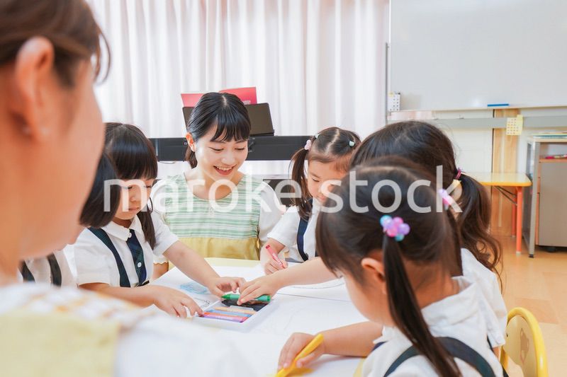 保育園でお絵描きをする子どもたち