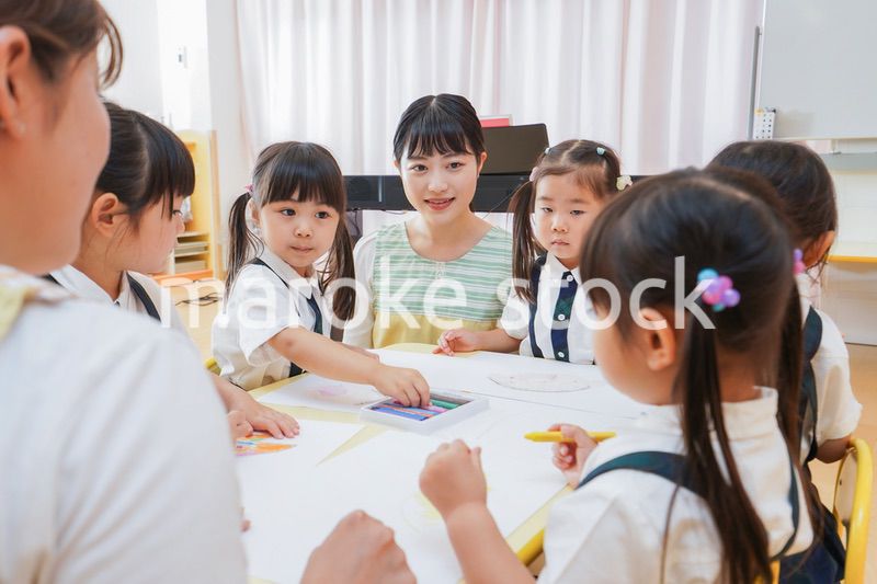 保育園でお絵描きをする子どもたち